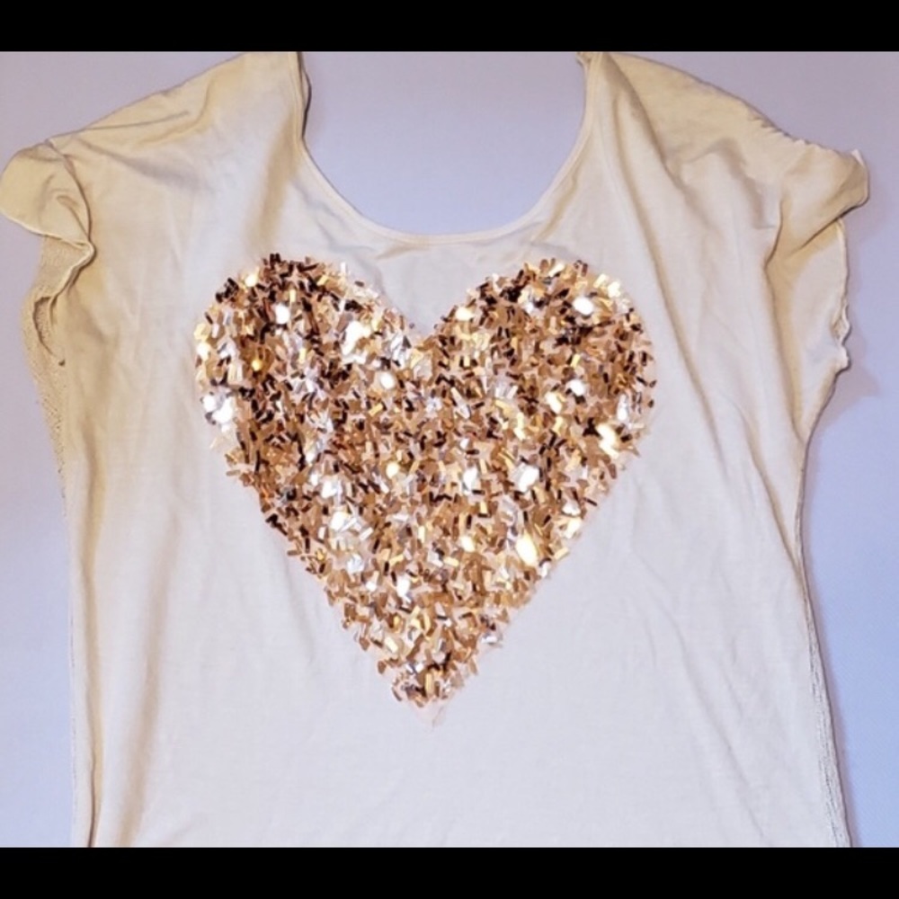 The Clas-sic tee with sequined heart. - Picture 3 of 6